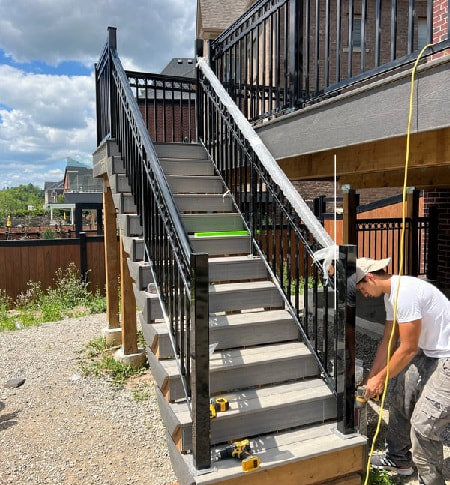 Staircase for deck in composite and aluminum railings